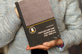 "Технология одежды из меха", автор - С.В. Голичков.